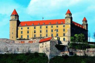 Bratislava - Burg : Der Burgberg. Aufgenommen im Zentrum der slowakischen Hauptstadt Bratislava 2001