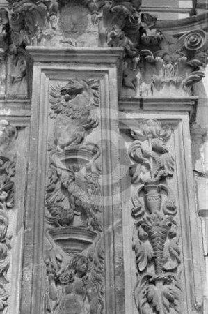 Ornamentierte Lisenen und Kapitelle am Portalbau von Schloss Brieg