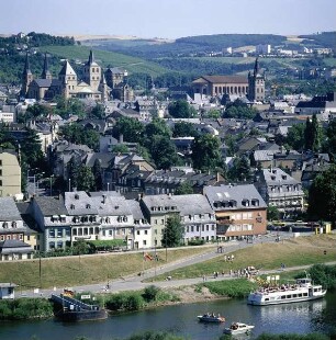 Trier. Moselufer und Stadt von Nordwesten