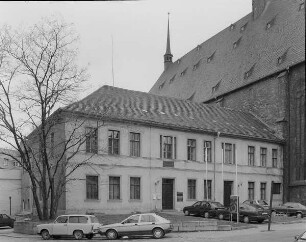 Ulrichs-Kirche : Ehem. Pfarrhaus (1. H. 19. Jh.) und Teilansicht der Ulrichs-Kirche (beg. wohl M. 14. Jh.; 1975-1976 Ausbau zur Konzerthalle nach Entwurf von H. Weber, U. Graul, R. Rüger)