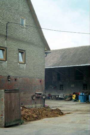 Blick in den Hof des Landmaschinenhandels, Gebäude mit Schleppdach