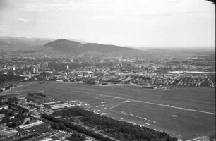 Freiburg: Luftbilder Flugplatz von der Rollbahn aus mit Oldtimershow; mit Stadt und Schönberg