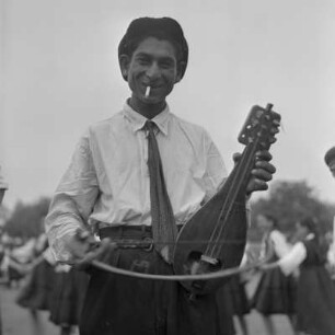 Dorffest. Musiker mit seiner Gadulka, ein Streichinstrument das in Zentralbulgarien gespielt wird