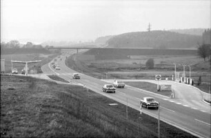 Allensbach: Umgehungsstraße von der Brücke nach Norden mit Kolonne