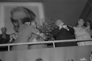 IV. Bundeskongress des Demokratischen Frauenbundes Deutschlands (DFD) vom 16. bis 19.5.1952 in Berlin : Otto Grotewohl (rechts), Wilhelm Pieck (2.v.r.) und Walter Ulbricht (3.v.r.) mit weiteren Kongressteilnehmern