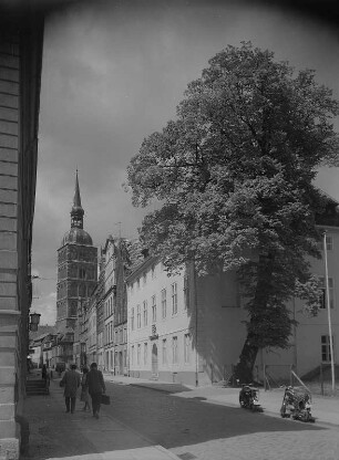 Stralsund. Blick entlang der Badenstraße zur St.-Nikolai-Kirche