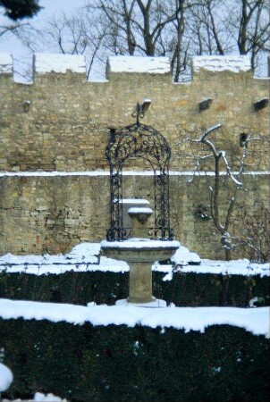 Brunnen im Burghof; Burgmauer
