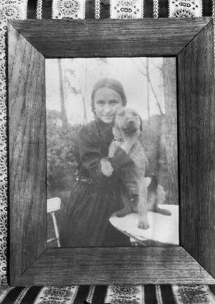 Portrait einer jungen Frau : Portrait einer jungen Frau mit ihrem Hund