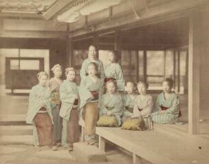 Mädchengruppe vor einem Teehaus in Oji