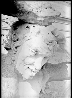 Potsdam, Schloss Sanssouci, Gartenseite, Kopf einer Karyatide.