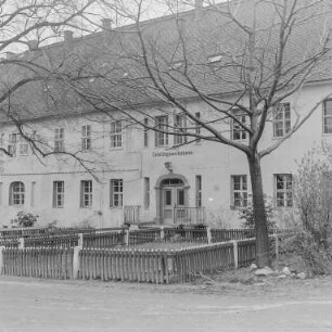 Pommritz, Lehrlingswohnheim : Pommritz. Lehrlingswohnheim (Rittergut Pommritz). Außenansicht
