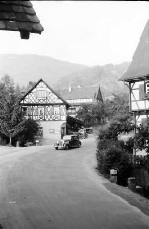 Sasbachwalden: Straße und Fachwerkhaus