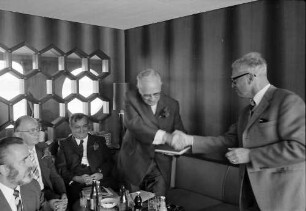 Breisach: Gruppen im Salon mit Maire Rey