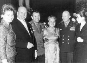 Berlin (Ost). Besuch der sowjetischen Kosmonauten Valentina Tereschkowa und Juri Gagarin in Berlin, 17.-22.? Oktober 1963. Empfang mit Walter und Lotte Ulbricht, in Festkleidung posierend