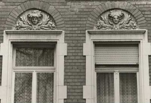 Dresden-Neustadt, Radeberger Straße 26/24. Doppelwohnhaus (Gästehaus Flugzeugwerft GmbH; 1895). Fenster (Nr. 24, Erdgeschoß)