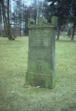 Alter Friedhof: Grabmal