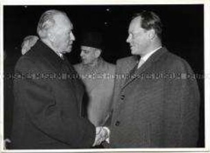 Konrad Adenauer trifft zu Gesprächen über das Chruschtschow-Ultimatum mit dem Berliner Senat ein