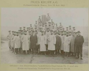 Rheinisches Fussartillerie-Regiment Nr. 8 und Niedersächsisches Fussartillerie-Regiment Nr. 10, Offiziere in Uniform und Mütze mit drei Zivilisten zu Besuch bei Firma Krupp AG, Essen, 1913