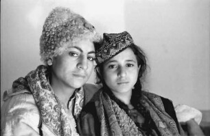 Bukarest: Atelier Magdalena Radulescu, junges Zigeunerpaar in Tracht