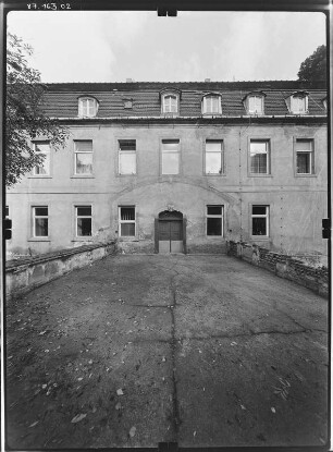 Ogrosen (Vetschau-Ogrosen), Ogrosener Dorfstraße 33/35. Gutsanalge (Baubeginn um 1704, Erweiterung 1901-1915). Herrenhaus. Eingangsseite (Teilansicht)