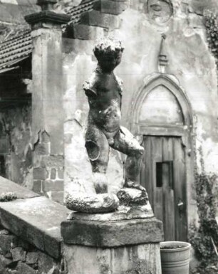 Putto : Putto. Kunststein? (um 1850). Radebeul, Augustusweg 110, Villa "Jägerberg", am Häuschen zum Weinkeller