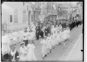 Fidelisprozession in Sigmaringen 1933; Prozession in der Antonstraße, am linken Bildrand Cafe Stumpp, im Hintergrund Prinzenpalais, im Mittelpunkt: Monstranz; hinter dem rechten Baldachinträger mit Brille: Landrat Dr. Robert Seifert