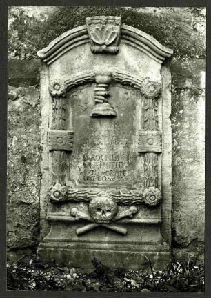alter Friedhof. Grabstein des Pfarrers Geor Kolschmitt, 1769