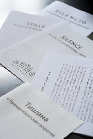 Mehrsprachige Informationsblätter im "Raum der Stille" im nördlichen Torbau des Brandenburger Tors