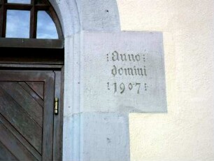 Allersheim-Katholische Pfarrkirche-Langhaus Anbau-Türgewaende Ost mit Werkstein und Jahr 1907 (Bauinschrift anläßlich Renovierung und Erweiterung)