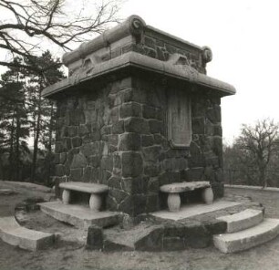 Cossebaude. Bismarck-Turm mit Sitzbänken am Gnomenstieg