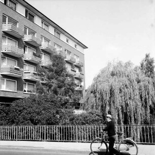Hagenstraße: Fahrradfahrer auf der Hamburger Torbrücke, links Gebäude Nr. 1/2: Blick Richtung Norden