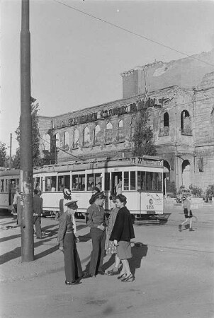 Berlin-Charlottenburg, Hardenbergplatz. Passanten an der Straßenbahnhaltestelle der Linie 77 (vor dem Bahnhof Zoo)