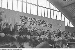 Alexej Archipowitsch Leonow (1934), Sowjetischer Kosmonaut, führte als 1. Kosmonaut während eines Raumfluges (1965) ein Ausstiegsmanöver aus. Nach diesem Raumflug Empfang in Dresden (seine Frau in seiner Begleitung), Oktober 1965
