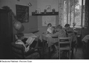 Schüler machen Hausaufgaben