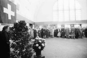 Basel (Schweiz): Festansprache DB Präsident Bubel in der Vorhalle des Badischen Bahnhofs
