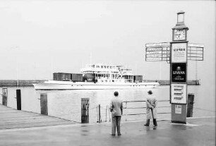 Friedrichshafen: Fährschiff fährt in Hafen