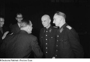 Preisverleihung beim Bezirksausscheid für Volkskunstgruppen 1954