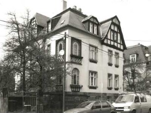 Dresden-Trachau, Reichenberger Straße 12. Wohnhaus (1907), Straßenansicht mit Einfriedung