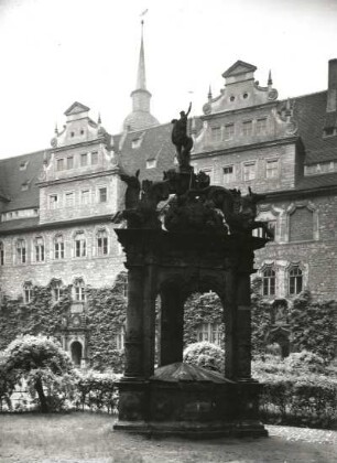 Brunnen : Brunnen. Sandstein (um 1605; M. Brenner). Merseburg, Schlosshof