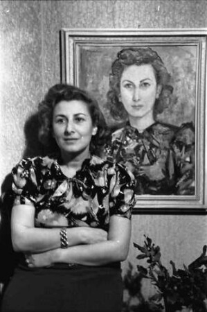 Bukarest: Frau Bogdan, vor Gemälde von Magdalena Radulescu