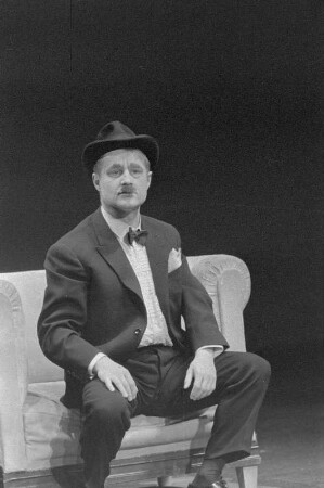 Szenenbilder aus "Der aufhaltsame Aufstieg des Arturo Ui" von B. Brecht. Mit E. Schall in der Titelrolle, R. Drexel als Betty Dullfeet, G. Naumann als Verteidiger O'Casey, W. Kaiser als Emanuele Giri, H. Hamacher als Ernesto Roma, H. Thate als Guiseppe Givola, G. Biewer als Butcher, J. Kamper als Gastwirt, N. Christian als Clark, M. Flörchinger als Mulberry, G.-A. Koch als Schauspieler u. a. Berliner Ensemble, 18.03.1959 : Theaterstück in siebzehn Szenen