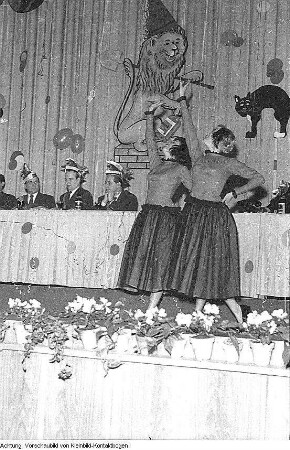 Dresden. Faschingsveranstaltung der Mitarbeiter des Rathauses in Dresden unter Beteiligung von Oberbürgermeister Weidauer (Weidauer links), 1954