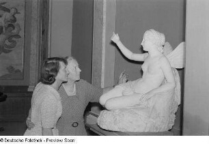 Zwei Besucherinnen vor einer Skulptur der Psyche