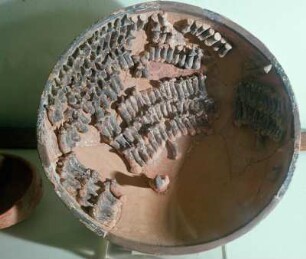Henkellose Schale mit plastischem Dekor aus Palaikastro : Iraklion. Archäologisches Museum. Henkellose Schale mit plastischem Dekor aus Palaikastro. Hirt mit Herde, 2000-1800 v. Chr.