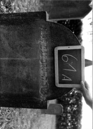 Grabstein 61 (Index: 100111128) Material: Sandstein Zustand: leicht verwittert Maße HxBxT: 75x63x17 cm Beschreibung: Stele, eingezogener Rundbogenabschluß, Schriftfeld eingetieft: Grabstein 61A