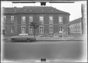 Neuruppin, August-Bebel-Straße. Wohnhaus. Straßenfront
