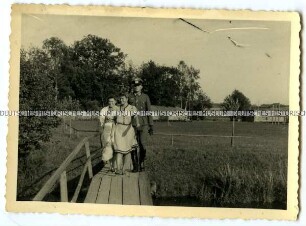 Wehrmachtsoffizier mit zwei Frauen beim Spaziergang