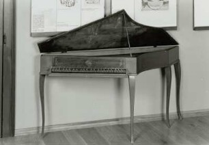 Spinett. Bamberg, vor 1940 : Neupert, Hanns: Spinett. Bamberg, vor 1940. Halle (Saale): Händel-Haus, Raum 5; MS 63