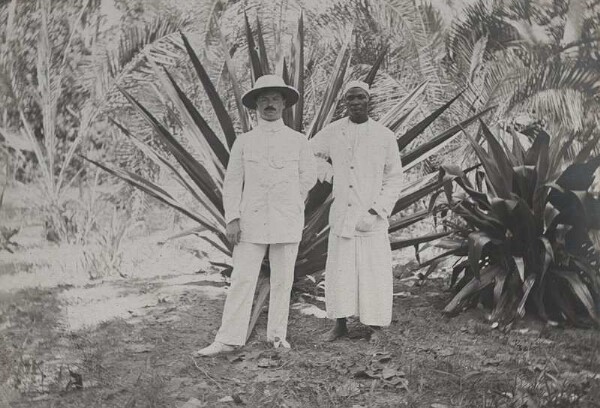 F. Tornau dans le jardin culturel de Dar es Salaam.