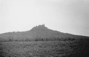 Burg Hohenzollern : Die Burg Hohenzollern aus einem fahrenden Zug aufgenommen
